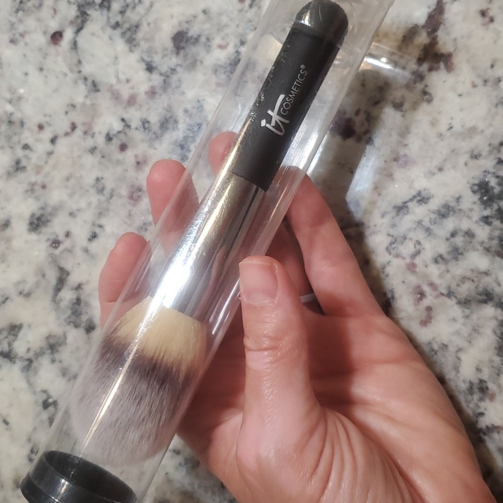 It cosmetics heavenly luxe brush, nib